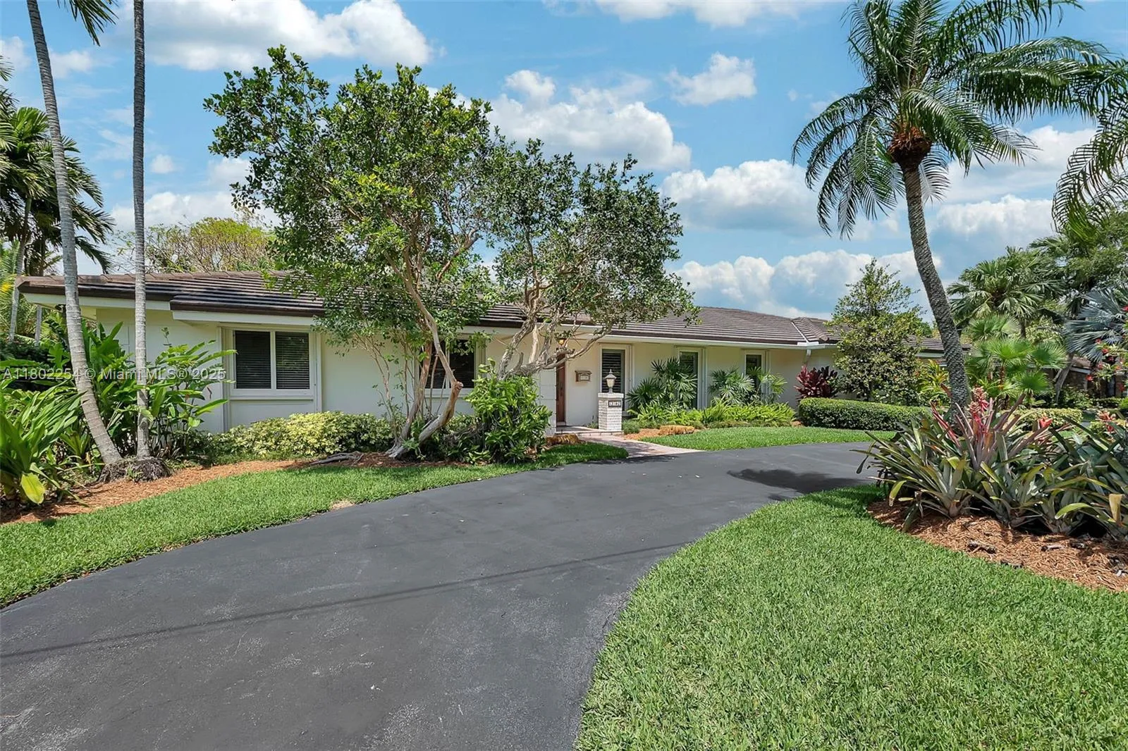 Pinecrest, Florida 33156, United States, 4 Bedrooms Bedrooms, ,3 BathroomsBathrooms,Residential,Pending,130485