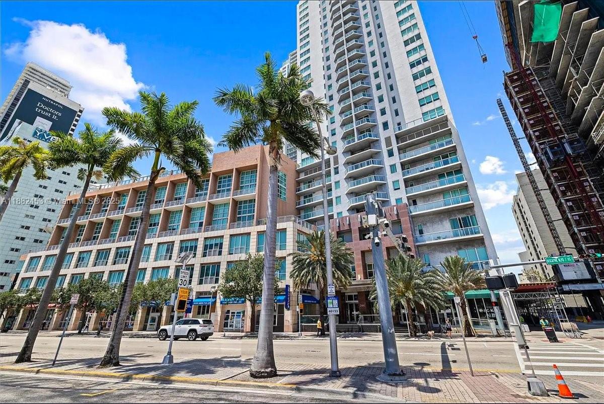VIZCAYNE NORTH CONDO - Residential Lease