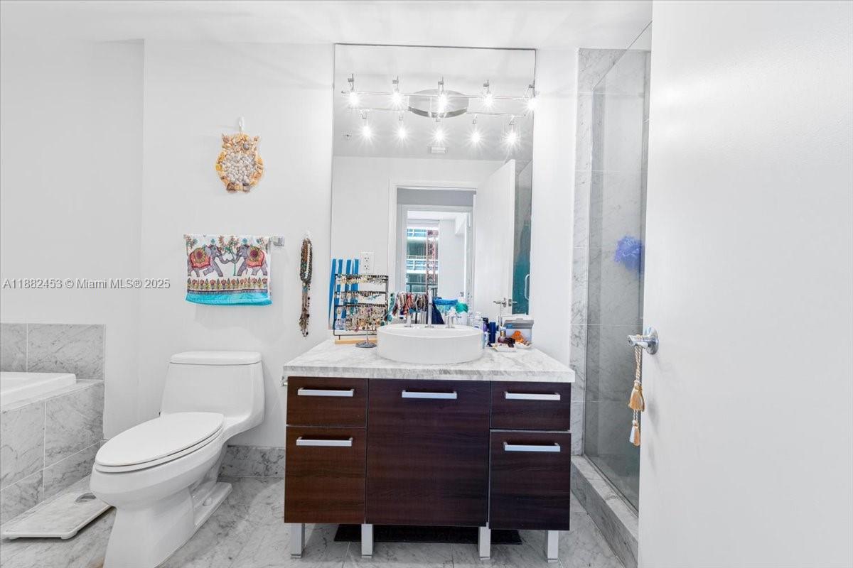 VIZCAYNE NORTH CONDO - Residential Lease