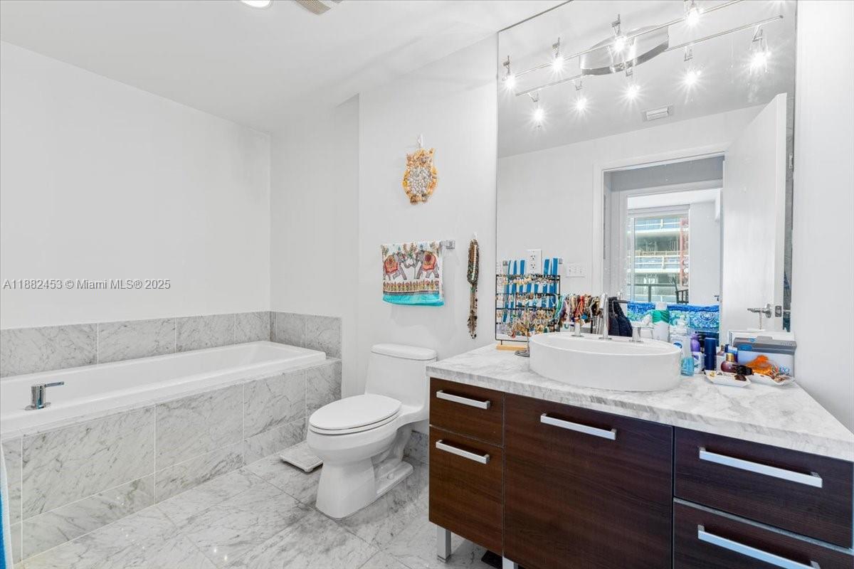 VIZCAYNE NORTH CONDO - Residential Lease