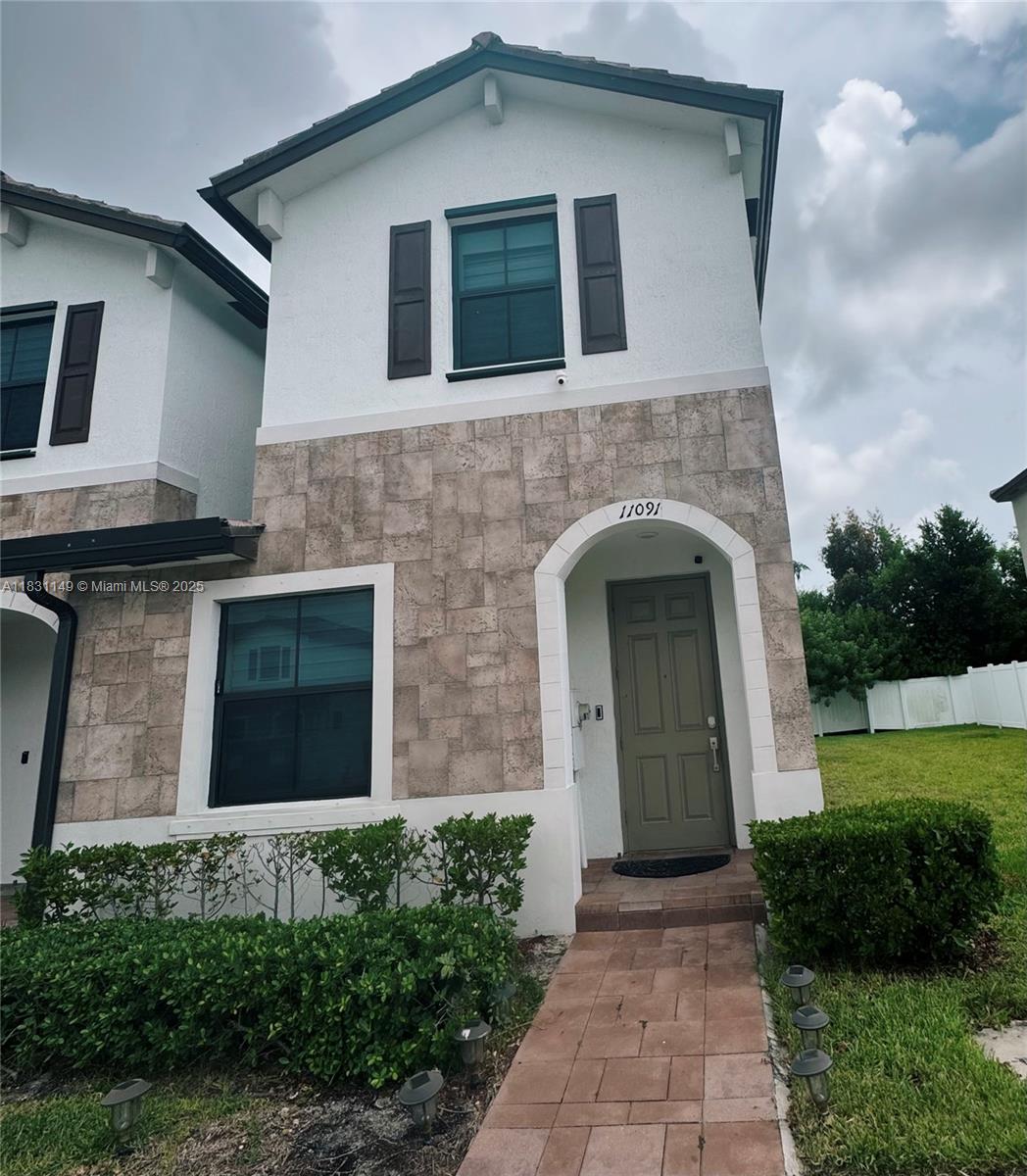 Best Location in Hialeah Gardens - Calling at investors unit rented until 10/24/2025
FHA approved , Unit is brand new condition - corner unit .
This one won't last long :)