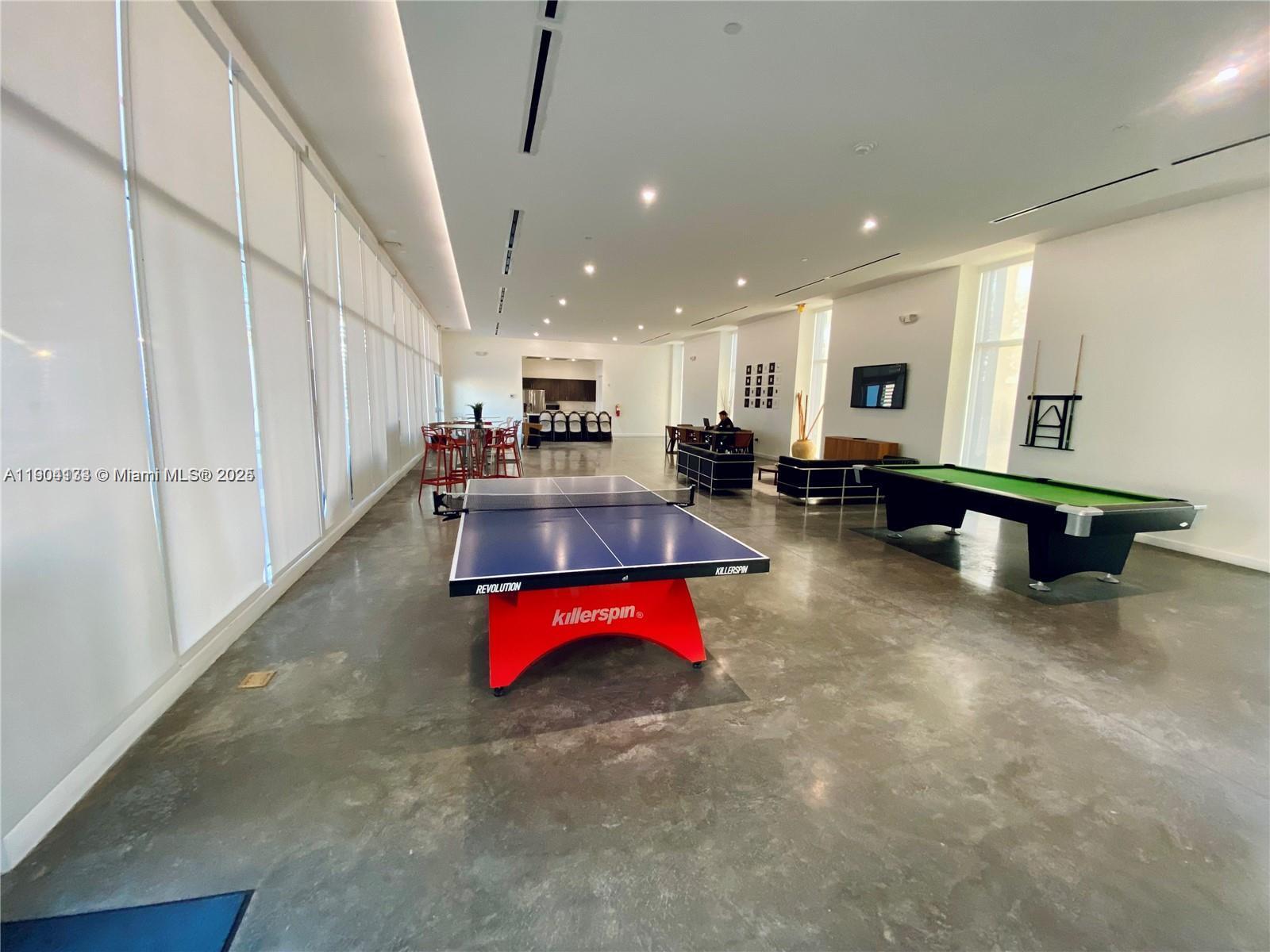 THE OAKS I CONDO - Residential Lease