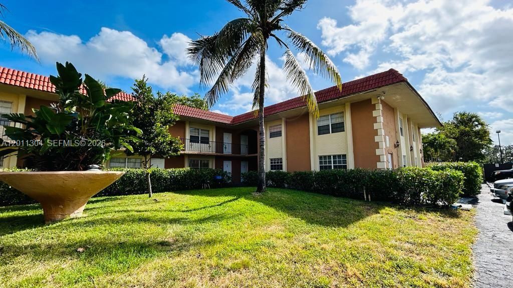 Photo of 978 SW 10th Dr #21, Pompano Beach, FL 33060 (MLS # A12011304)