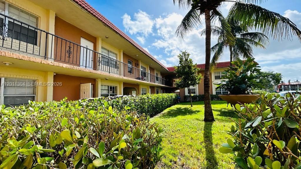 Photo of 978 SW 10th Dr #21, Pompano Beach, FL 33060 (MLS # A12011304)