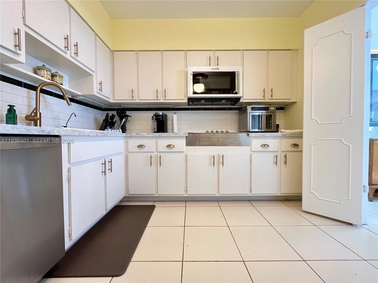 9341 E Bay Harbor Dr 6D