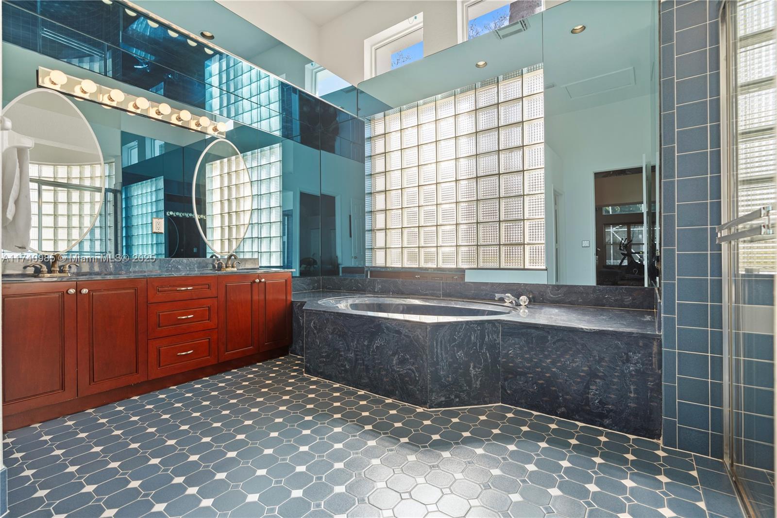 HOLLYWOOD LAKES COUNTRY C - Residential