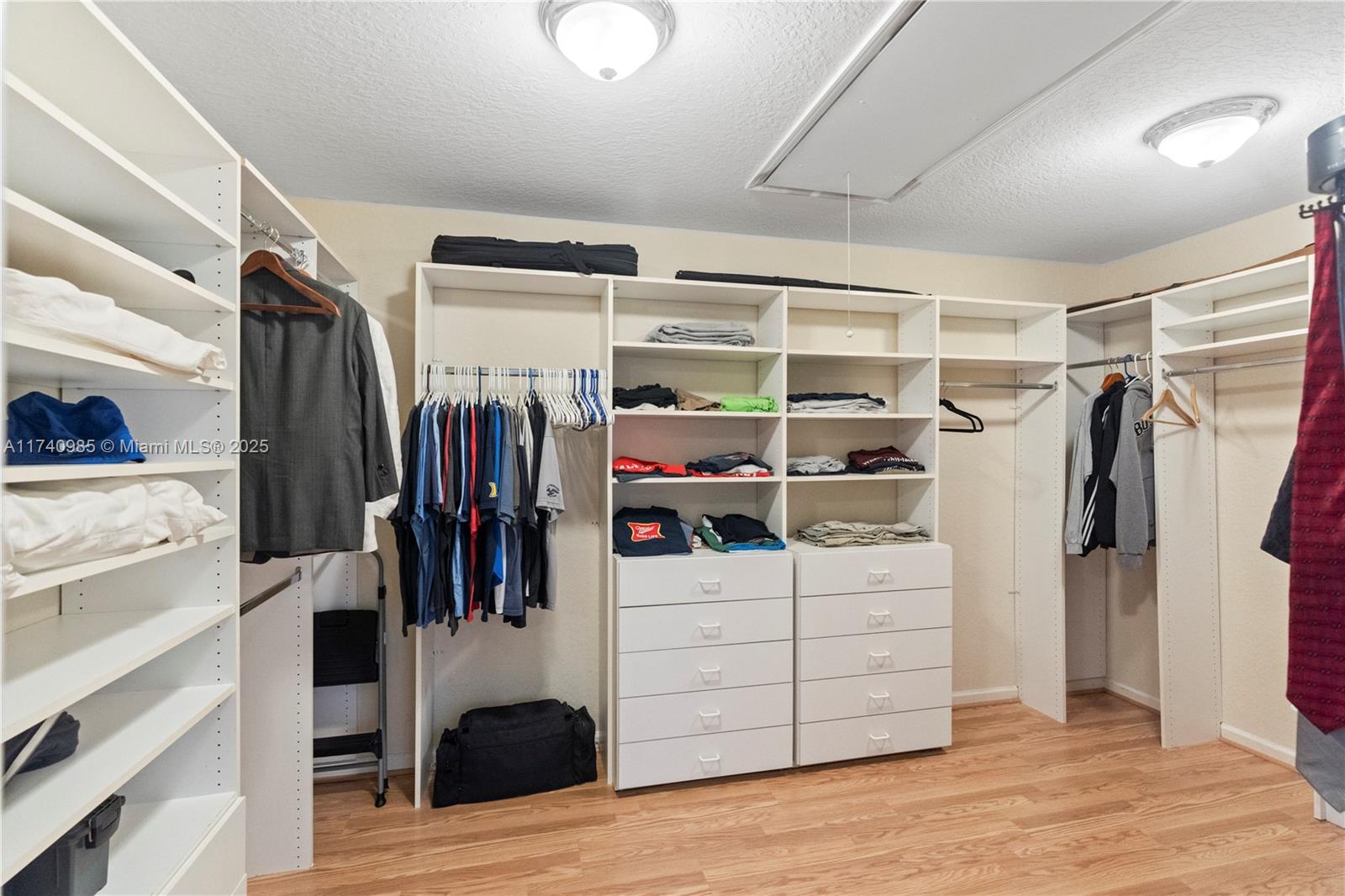 HOLLYWOOD LAKES COUNTRY C - Residential