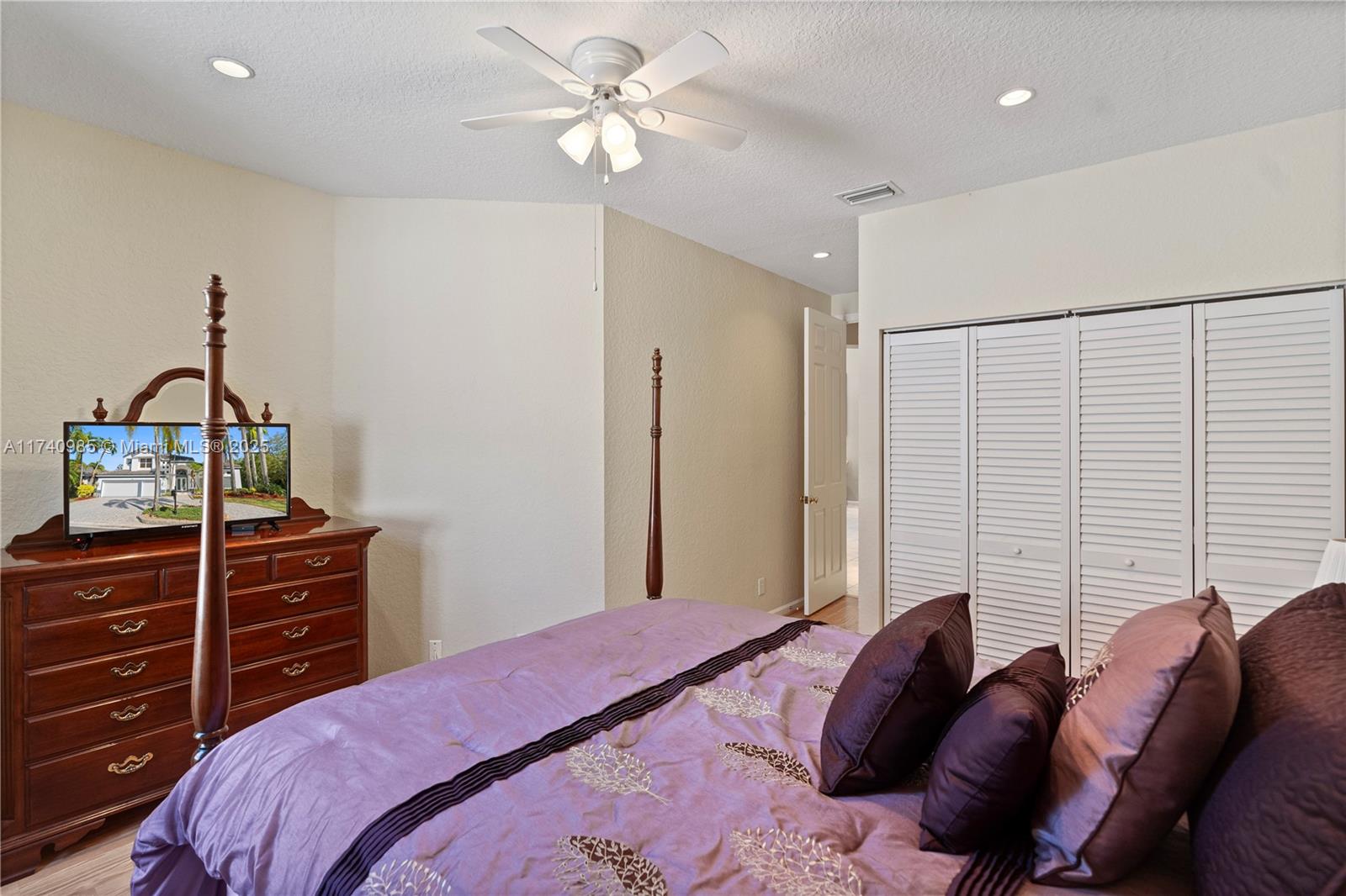 HOLLYWOOD LAKES COUNTRY C - Residential