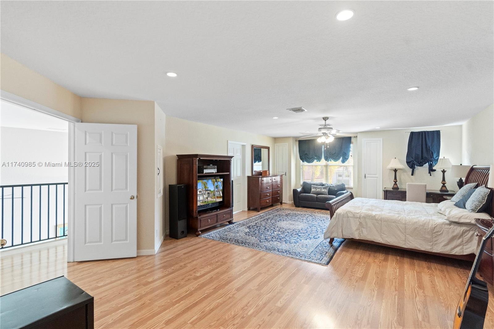HOLLYWOOD LAKES COUNTRY C - Residential