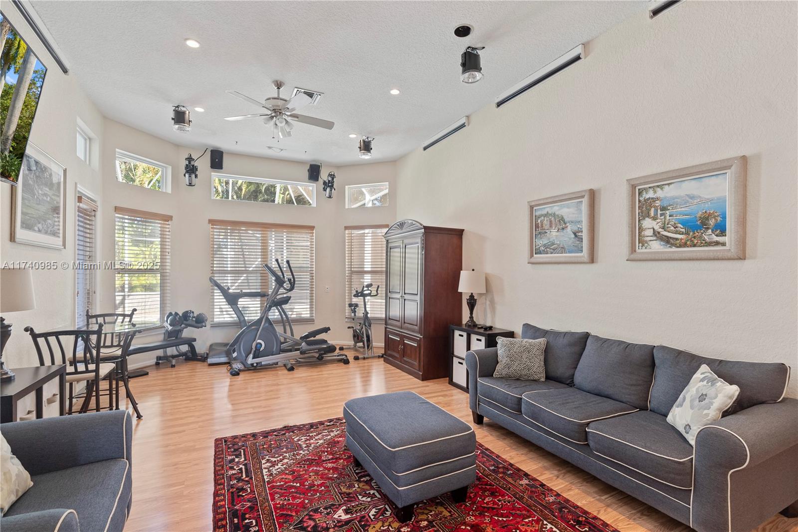 HOLLYWOOD LAKES COUNTRY C - Residential