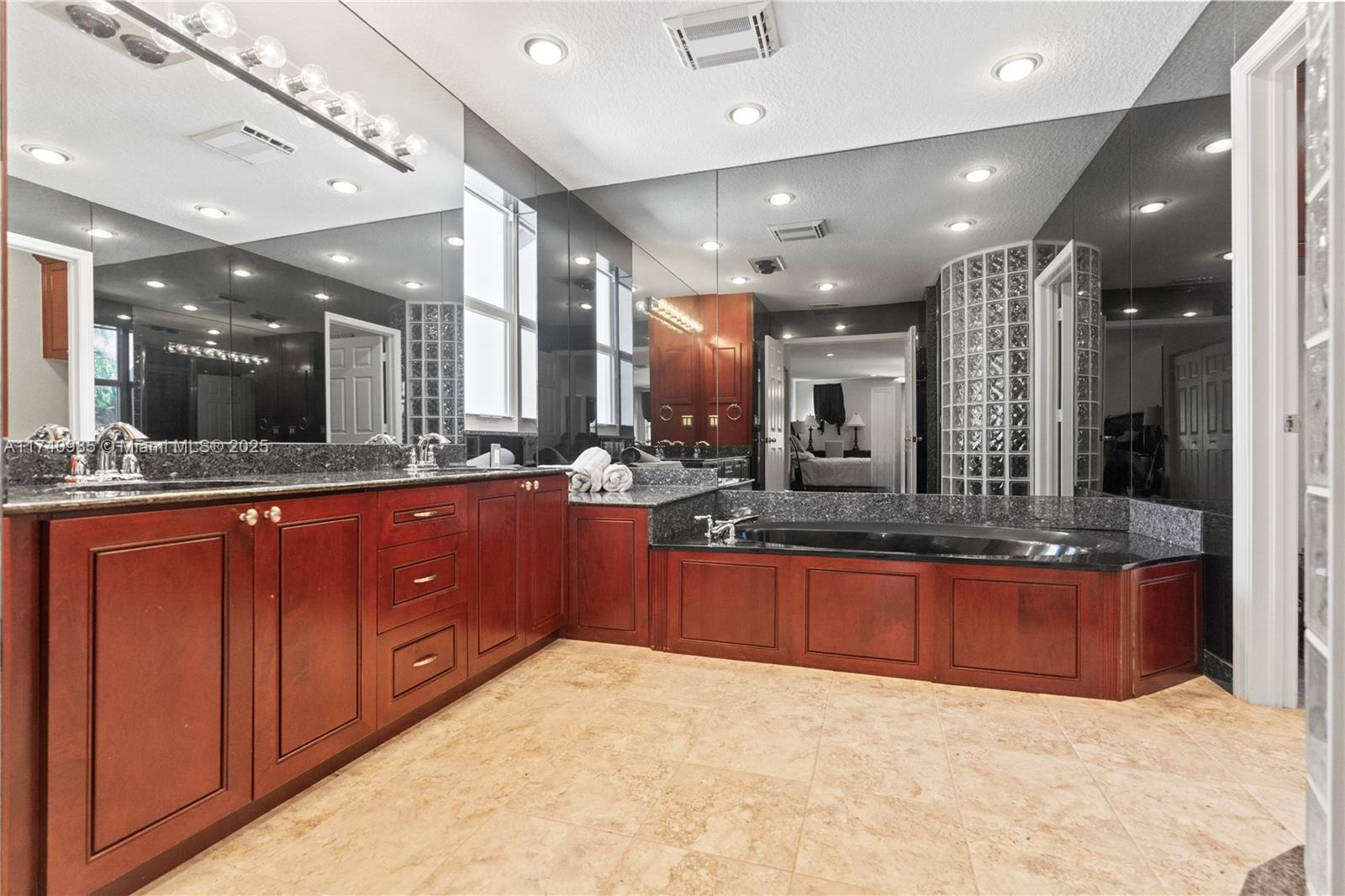 HOLLYWOOD LAKES COUNTRY C - Residential