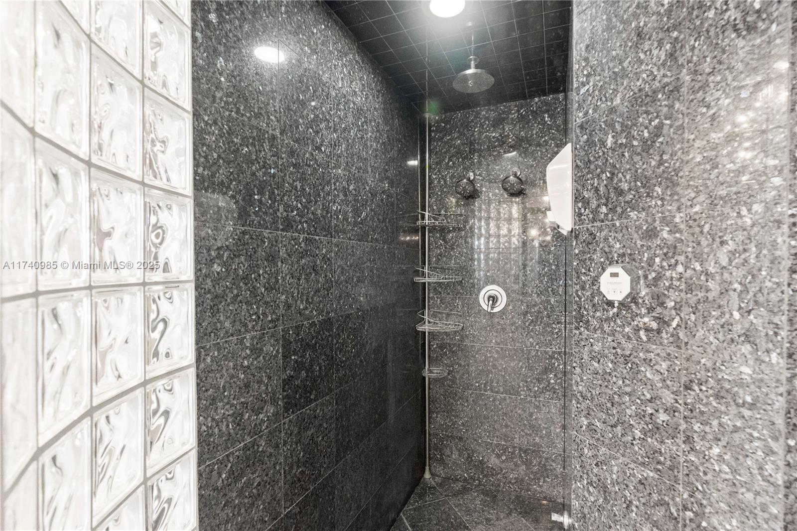 HOLLYWOOD LAKES COUNTRY C - Residential