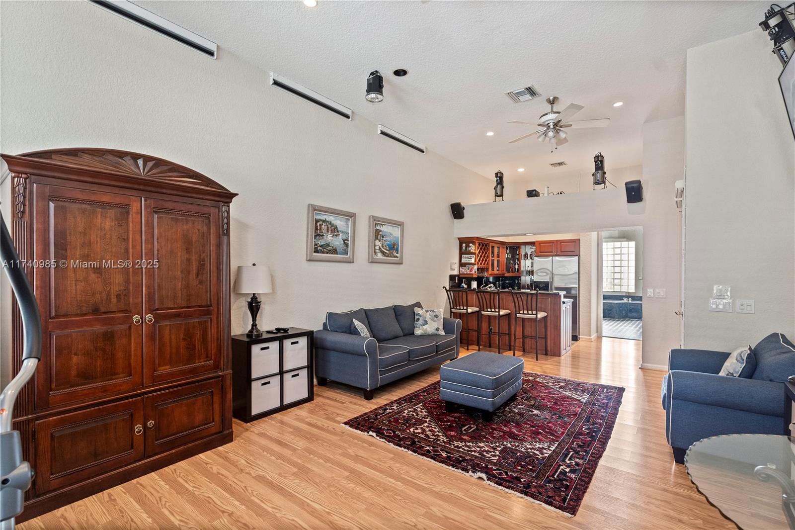 HOLLYWOOD LAKES COUNTRY C - Residential