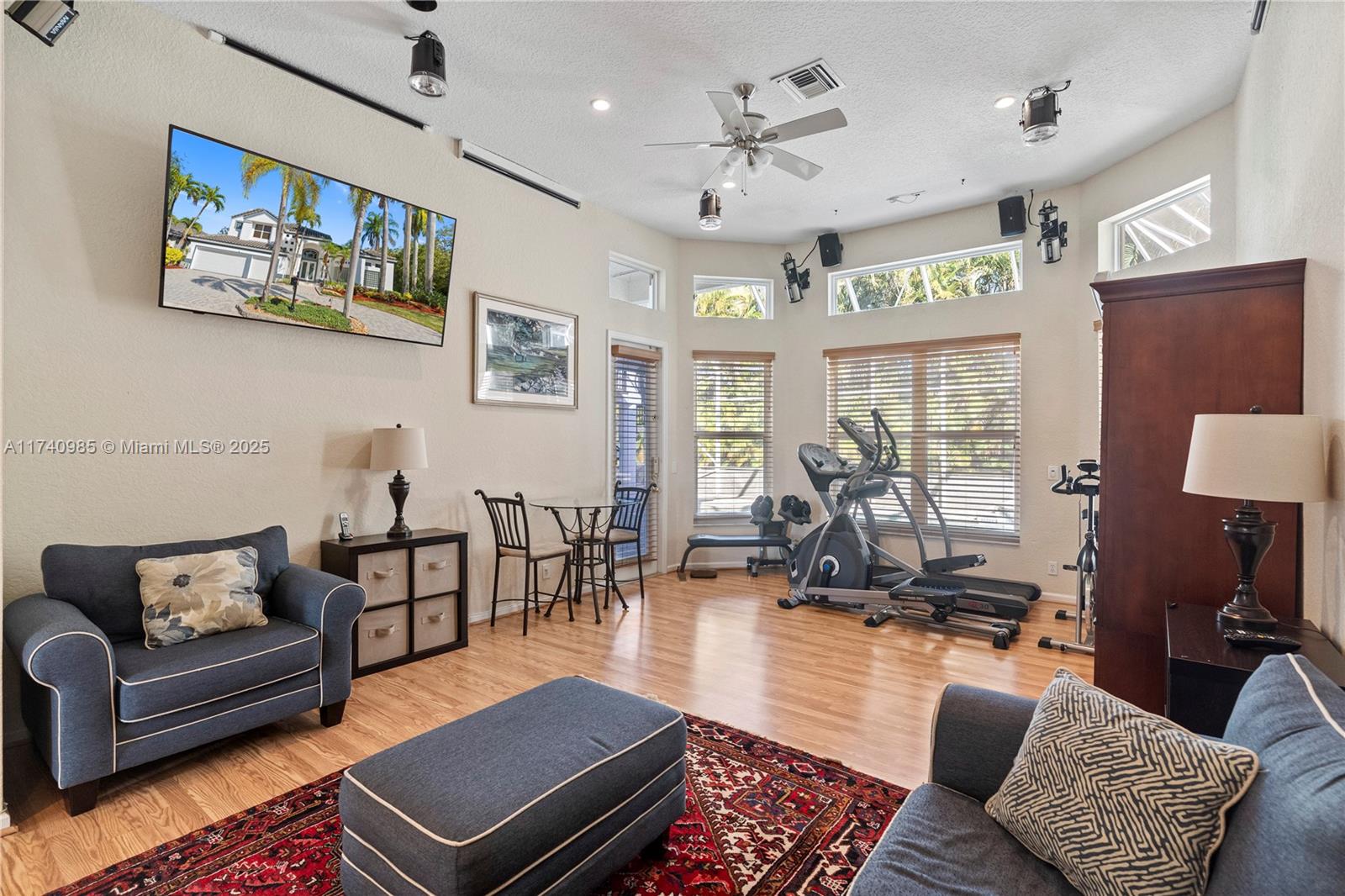 HOLLYWOOD LAKES COUNTRY C - Residential