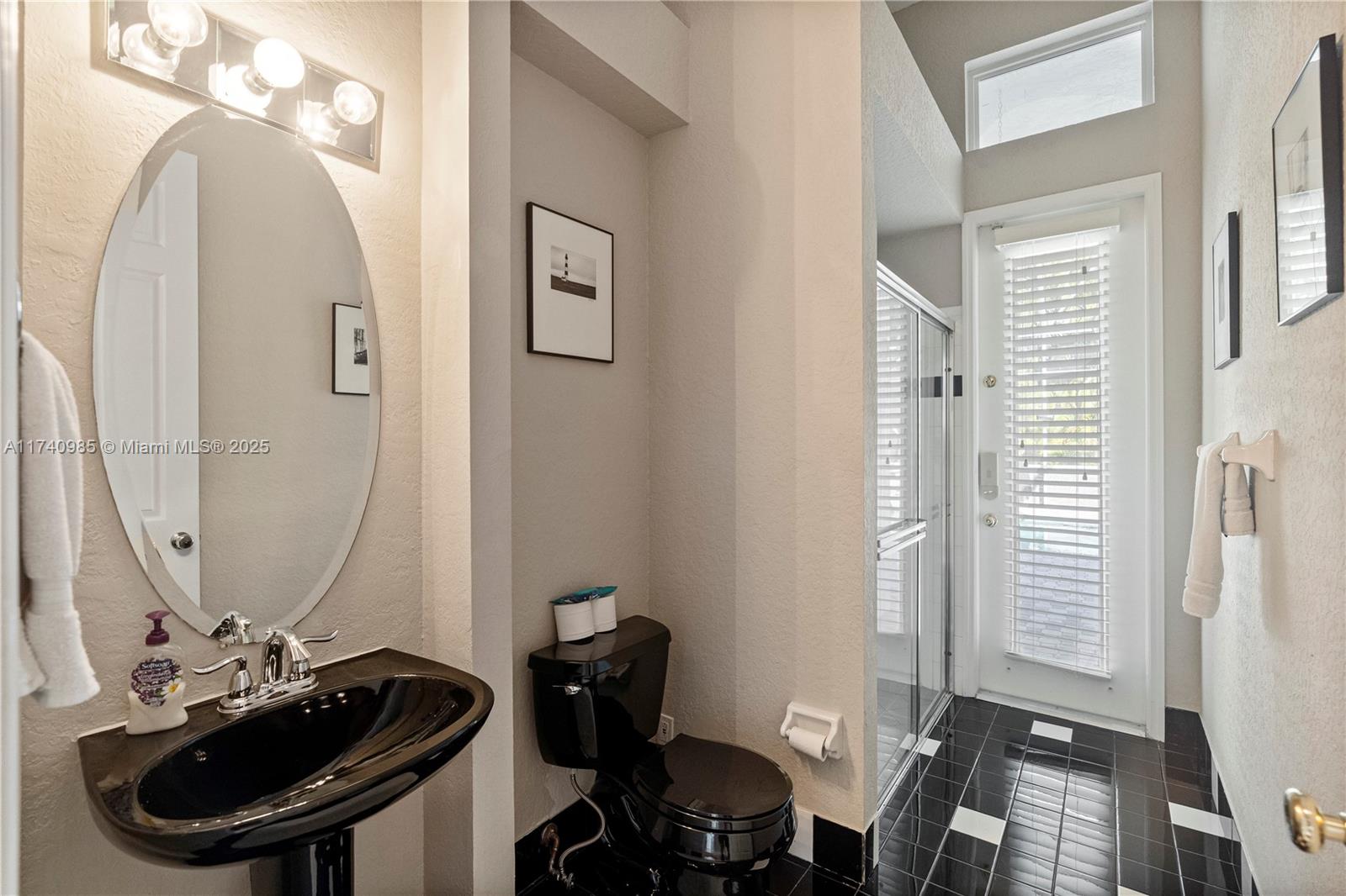 HOLLYWOOD LAKES COUNTRY C - Residential