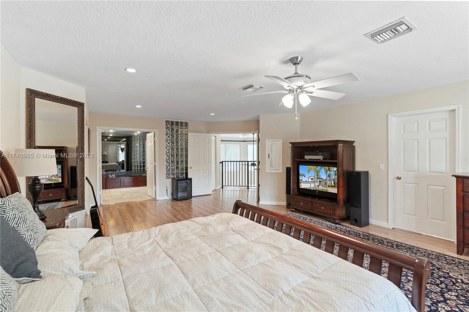 HOLLYWOOD LAKES COUNTRY C - Residential