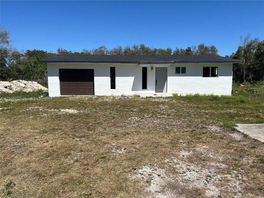 This ranch on 2 acre land the house as 3 bedrooms ,1 bath
1,255 sqft. The property is completely remodeled, new roof, new air conditioning, new bathroom, new floor and much more. Thank you for show it.