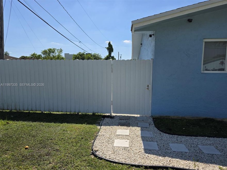 Beautiful 2-bedroom, 2-full-bathroom home. Completely remodeled, featuring a super-modern kitchen, spacious living areas, and a backyard; it also boasts a large front garden.
Great location, close to shopping centers, schools, and restaurants.
Ample garden space and living areas perfect for enjoying time with the family.