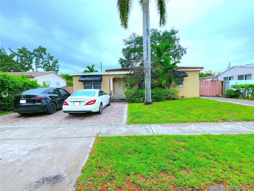 Beautiful single family home 4 bedrooms 3 bathrooms with a big patio. Wood floors, laundry room and large bedrooms perfect home for a large family to enjoy this beautiful house with a huge backyard. Great location, close to shopping markets, schools and expressway.