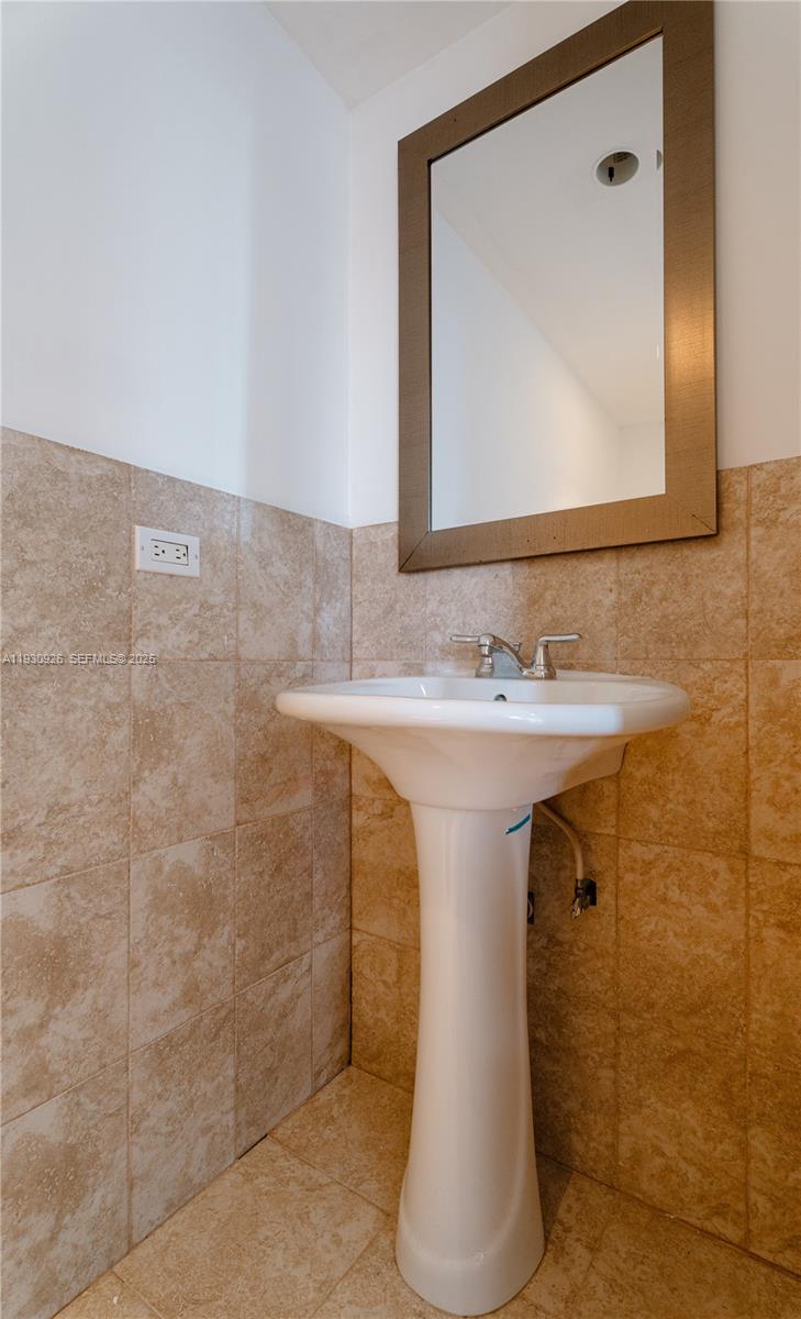 SUNNY SHORES CONDO - Residential Lease