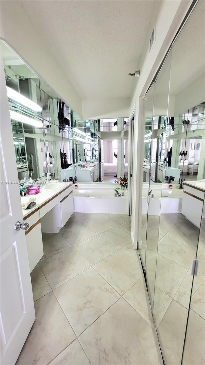 MYSTIC POINTE TOWER 500 C - Residential