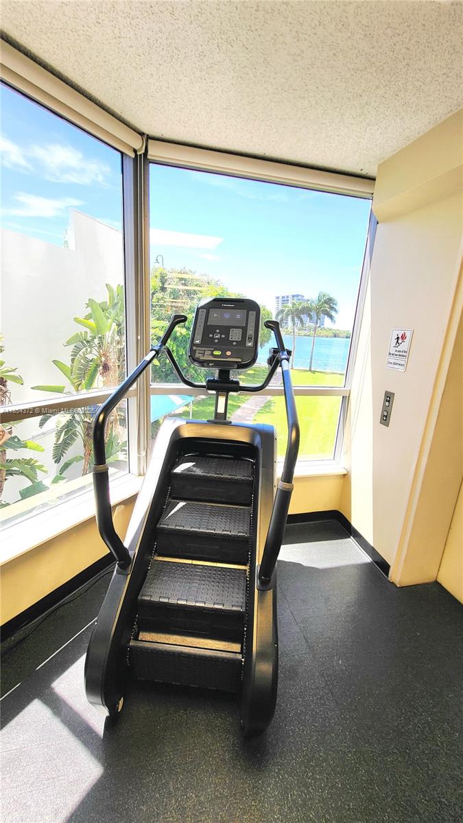 MYSTIC POINTE TOWER 500 C - Residential