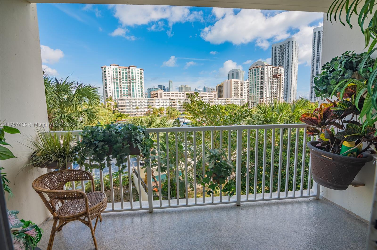 300 Bayview Dr 211