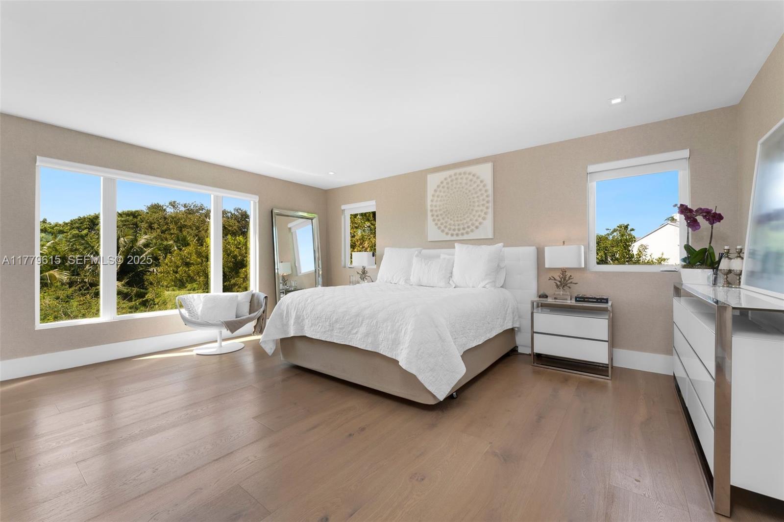 SMUGGLERS COVE - Residential