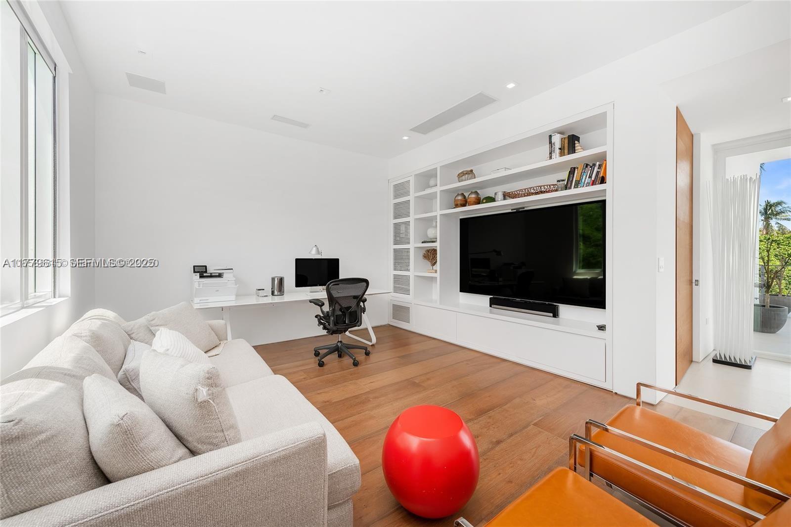 SMUGGLERS COVE - Residential