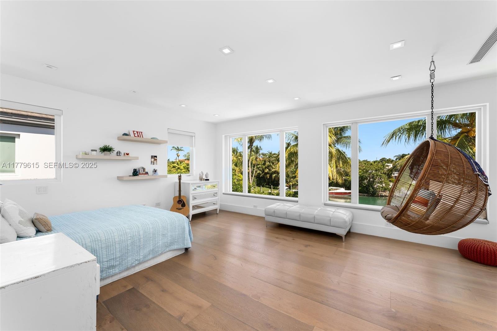 SMUGGLERS COVE - Residential