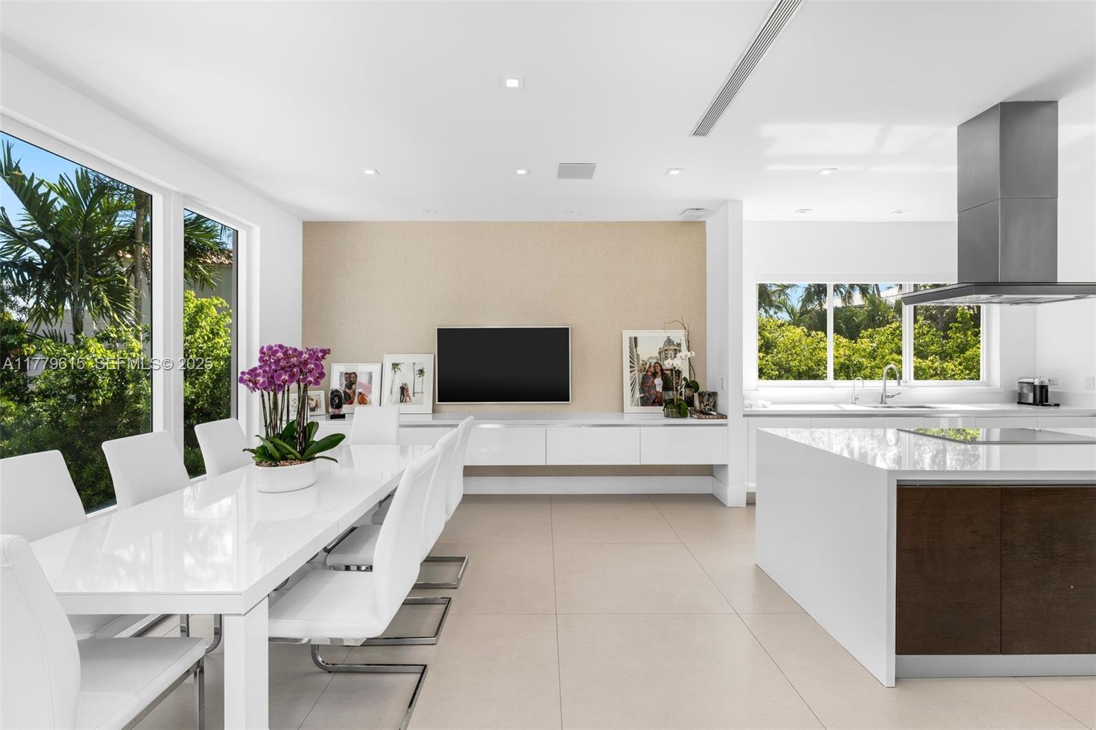 SMUGGLERS COVE - Residential