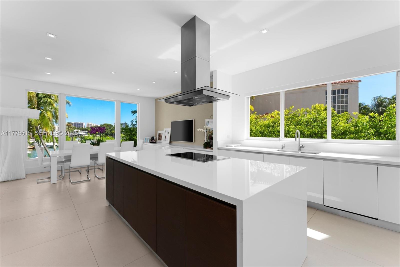 SMUGGLERS COVE - Residential