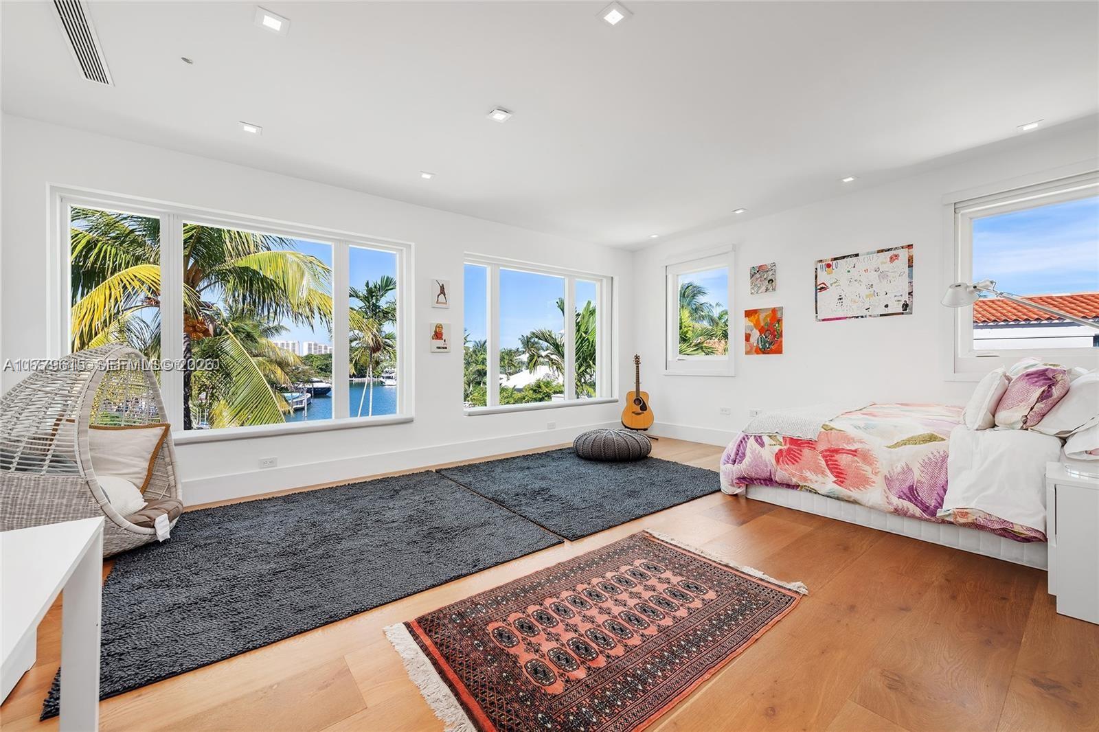 SMUGGLERS COVE - Residential