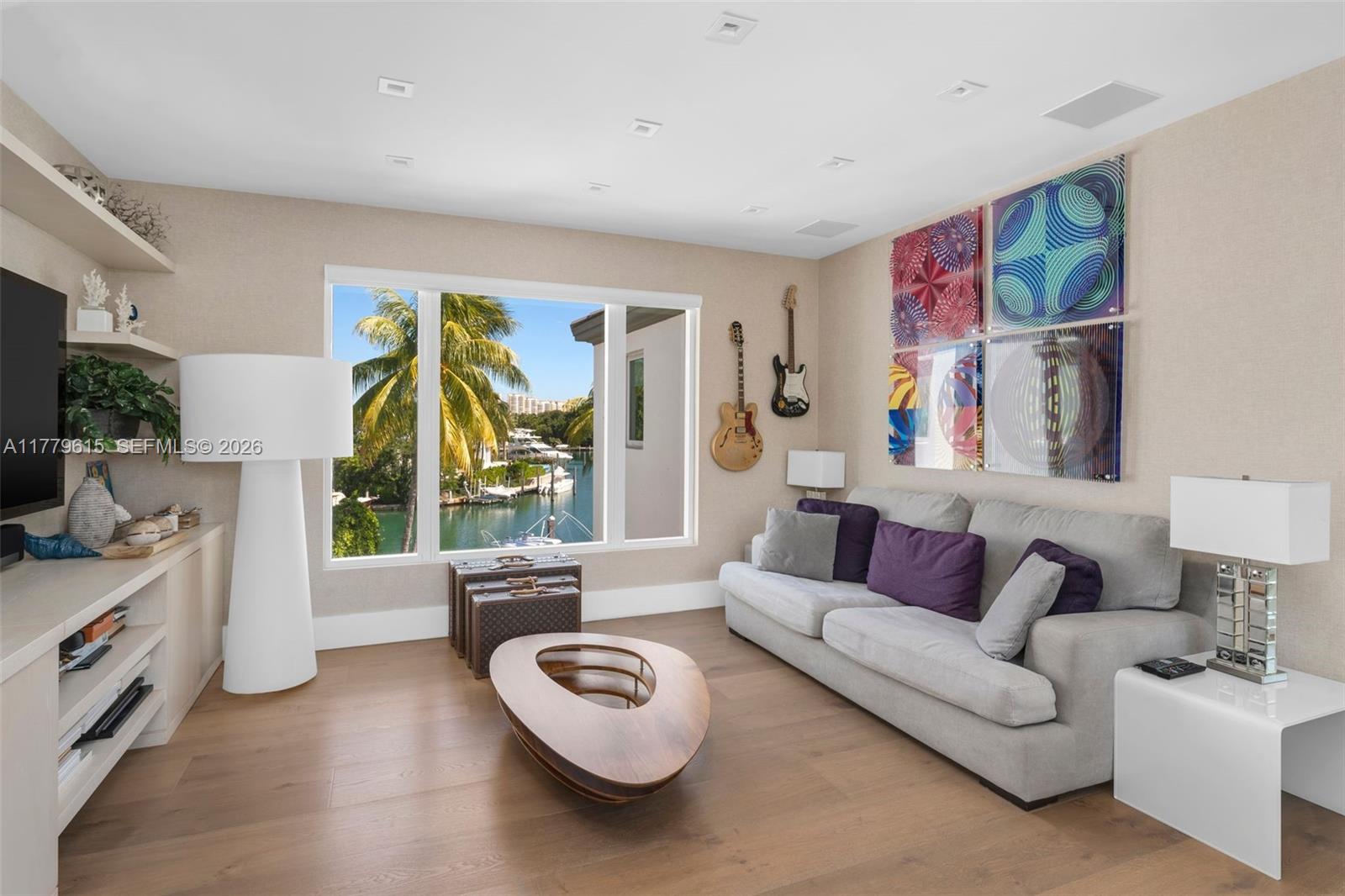 SMUGGLERS COVE - Residential