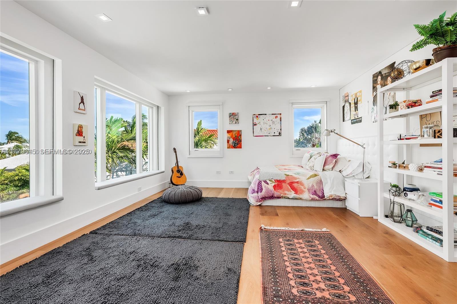 SMUGGLERS COVE - Residential