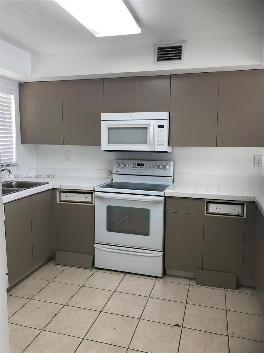 THE SEASONS VILLAS & THMS - Residential Lease