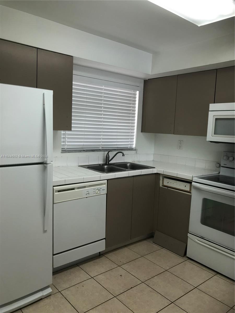 THE SEASONS VILLAS & THMS - Residential Lease