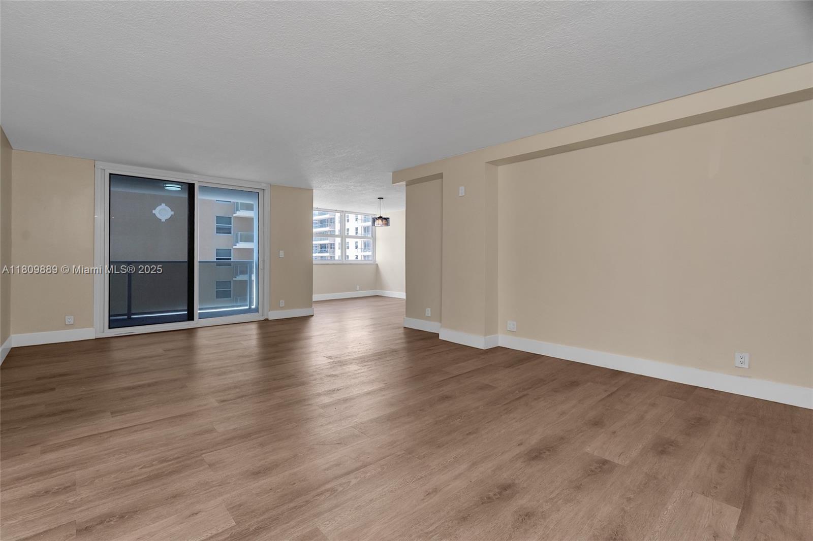 LA MER ESTATES SOUTH COND - Residential