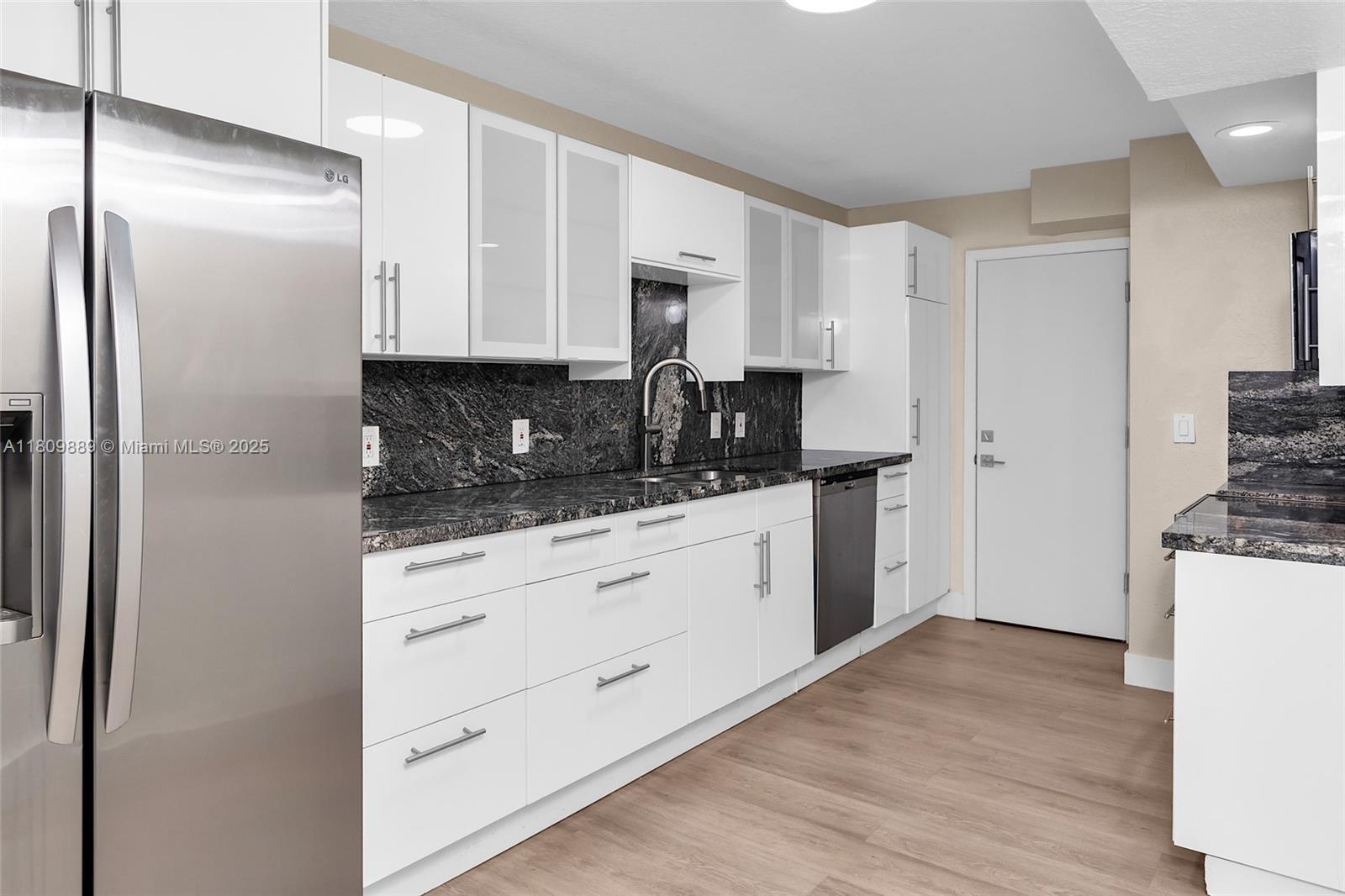 LA MER ESTATES SOUTH COND - Residential