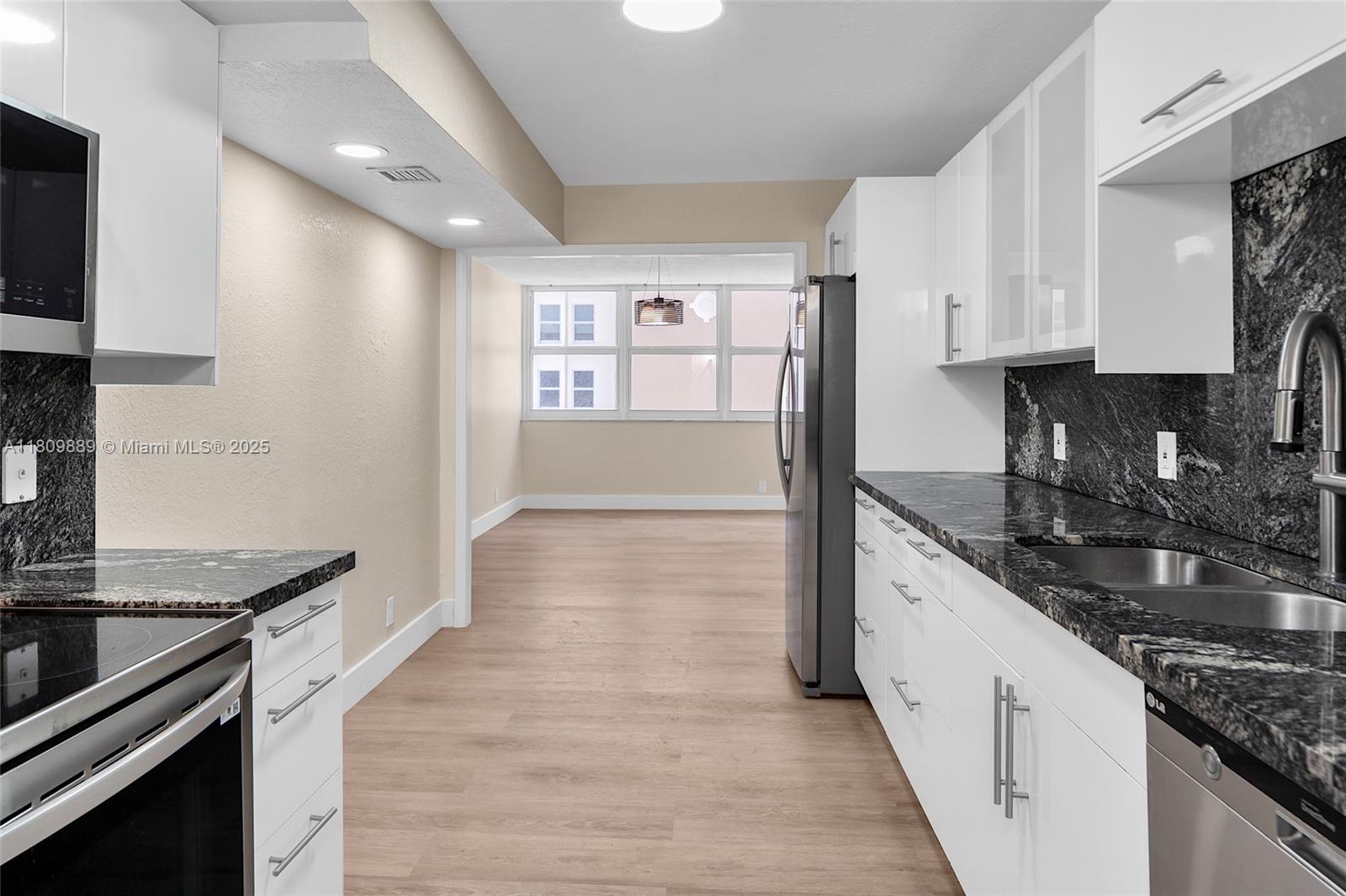 LA MER ESTATES SOUTH COND - Residential