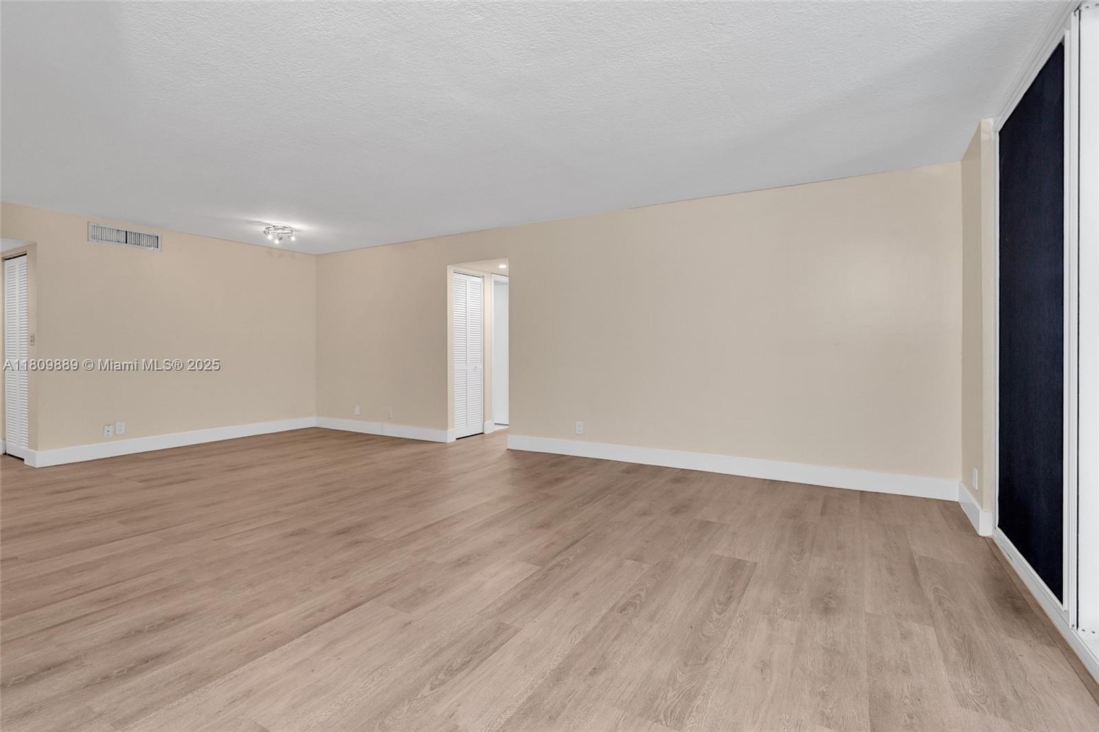 LA MER ESTATES SOUTH COND - Residential