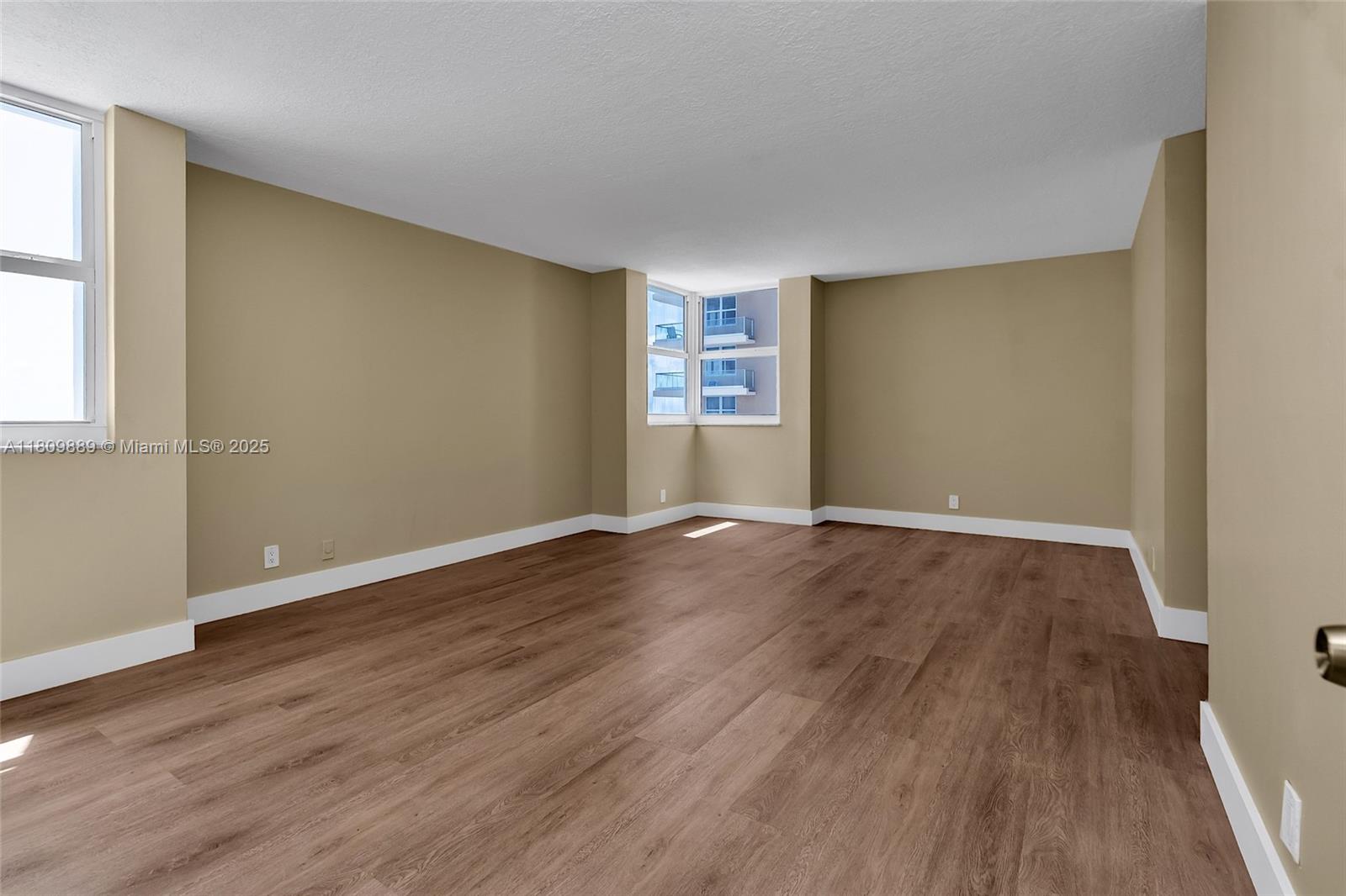 LA MER ESTATES SOUTH COND - Residential