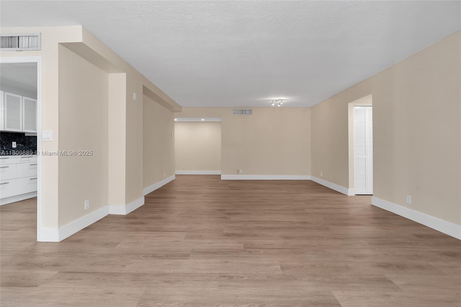 LA MER ESTATES SOUTH COND - Residential