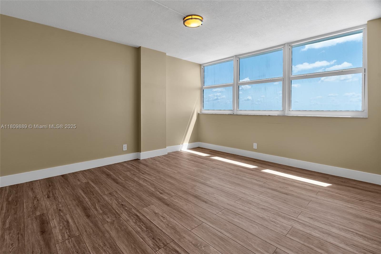 LA MER ESTATES SOUTH COND - Residential