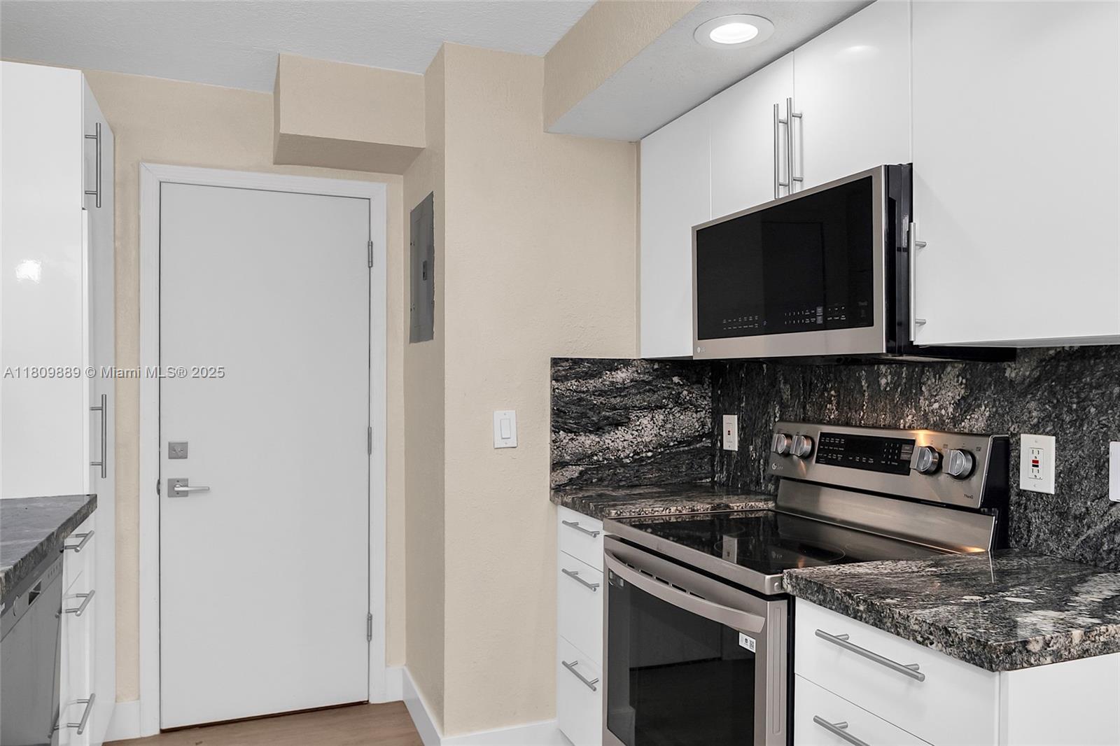 LA MER ESTATES SOUTH COND - Residential