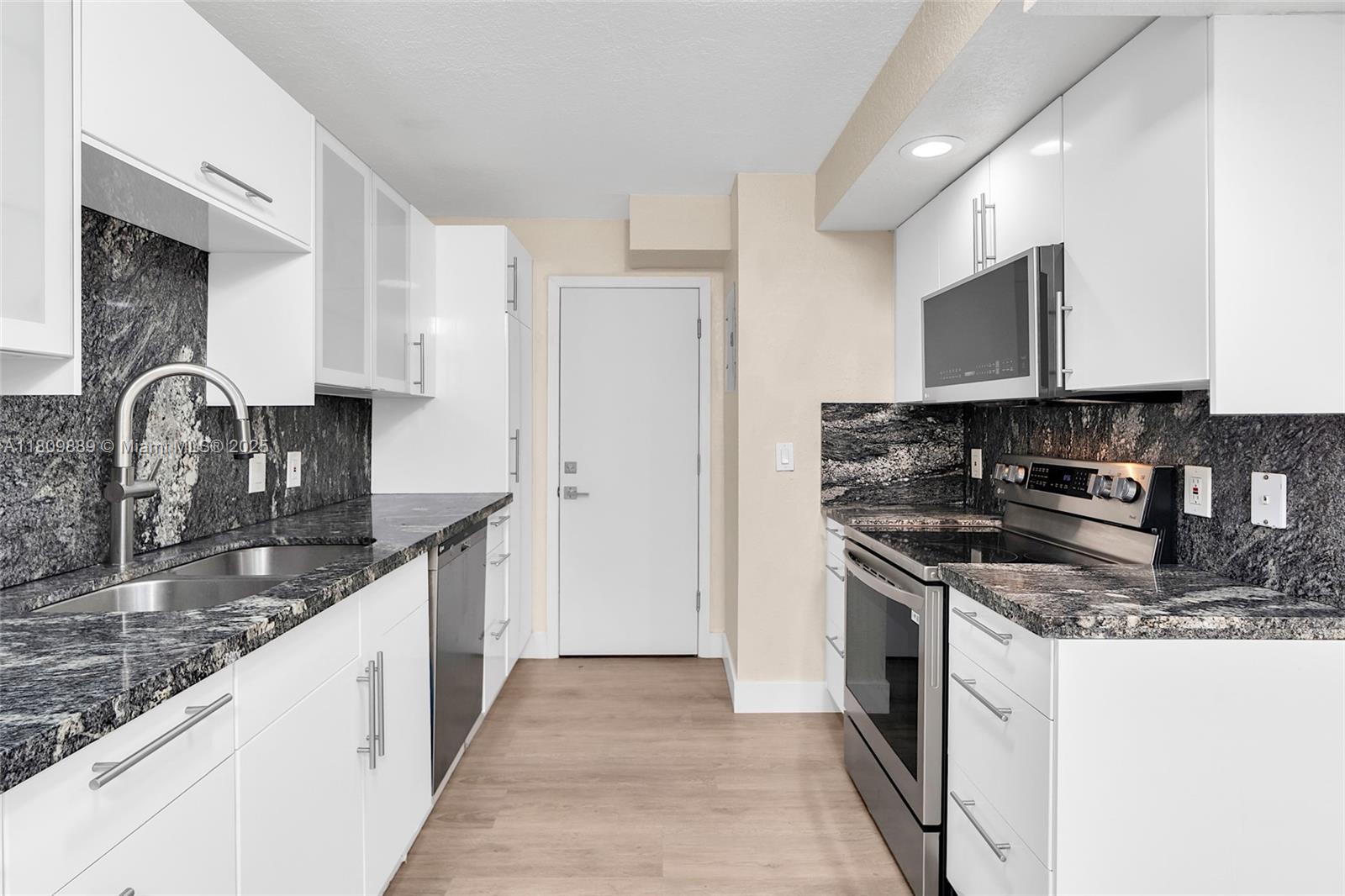 LA MER ESTATES SOUTH COND - Residential