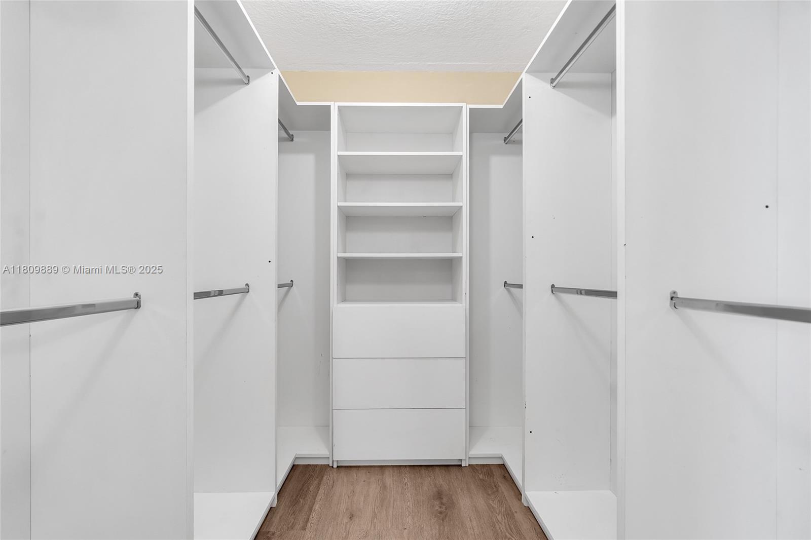 LA MER ESTATES SOUTH COND - Residential