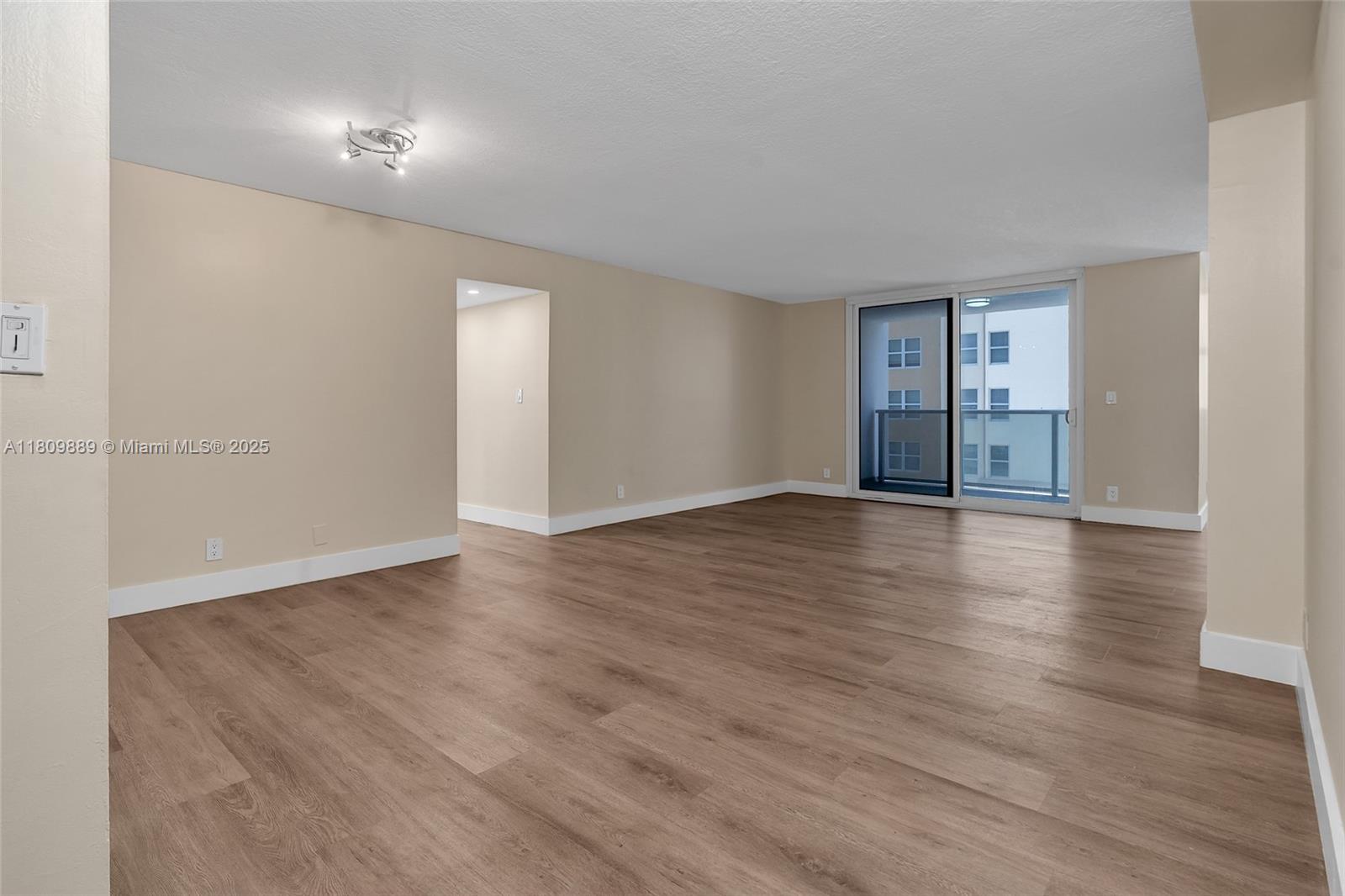 LA MER ESTATES SOUTH COND - Residential