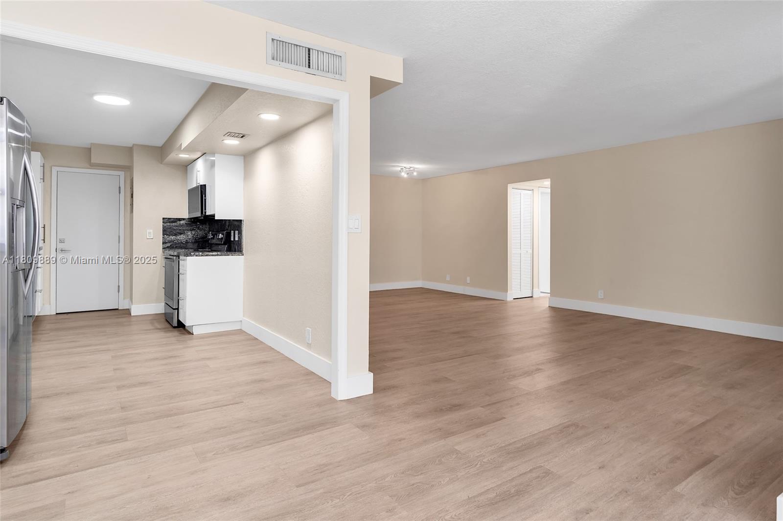 LA MER ESTATES SOUTH COND - Residential