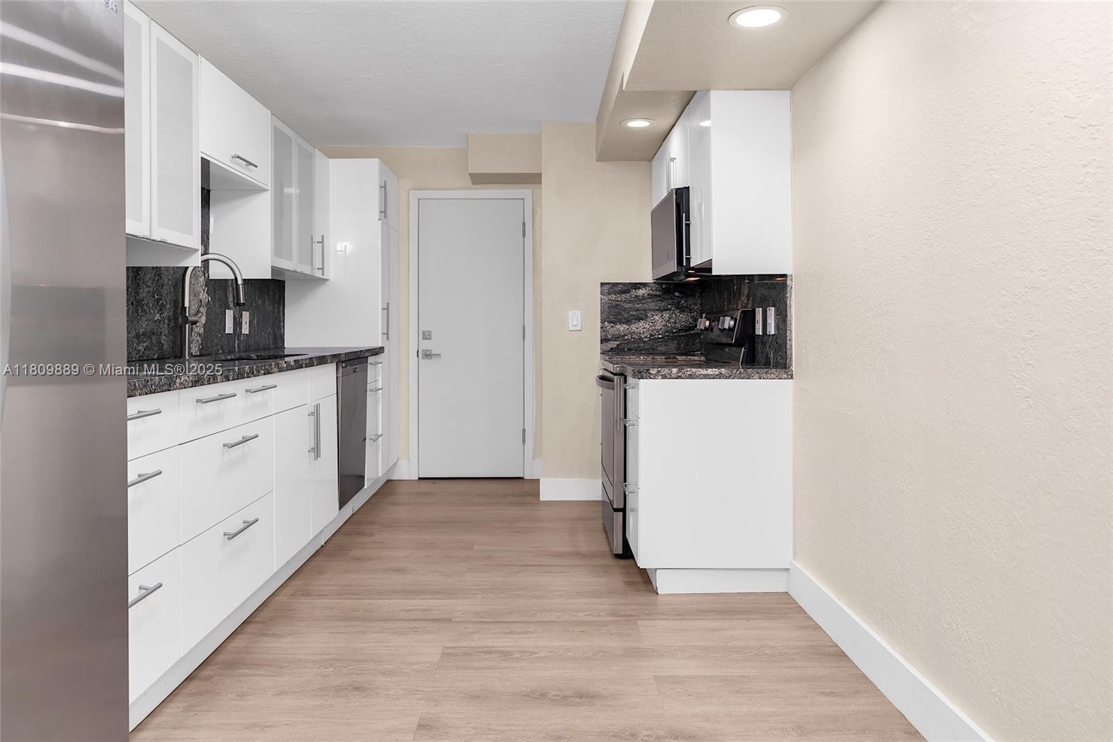 LA MER ESTATES SOUTH COND - Residential